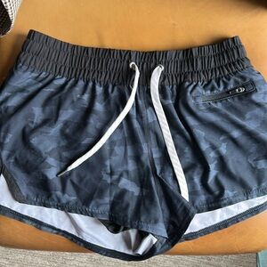 Vuori clementine shorts 2" in camo